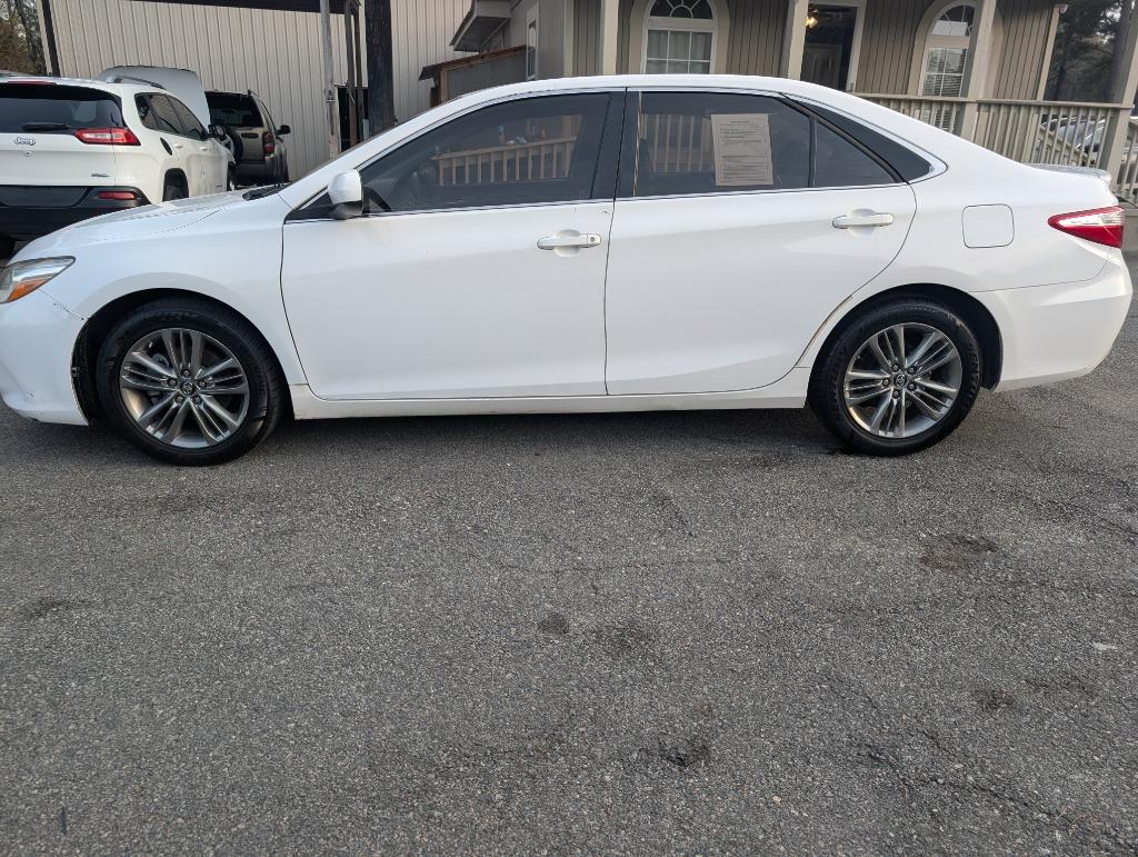 2017 Toyota Camry SE's photo